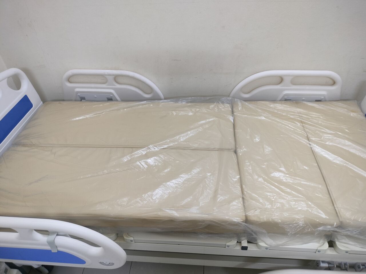Riyadh, Health & Beauty Items, SAR 4500,  Medical Bed Electric Full Options For Sale  سرير طبي كهربائي كامل المواصفات 