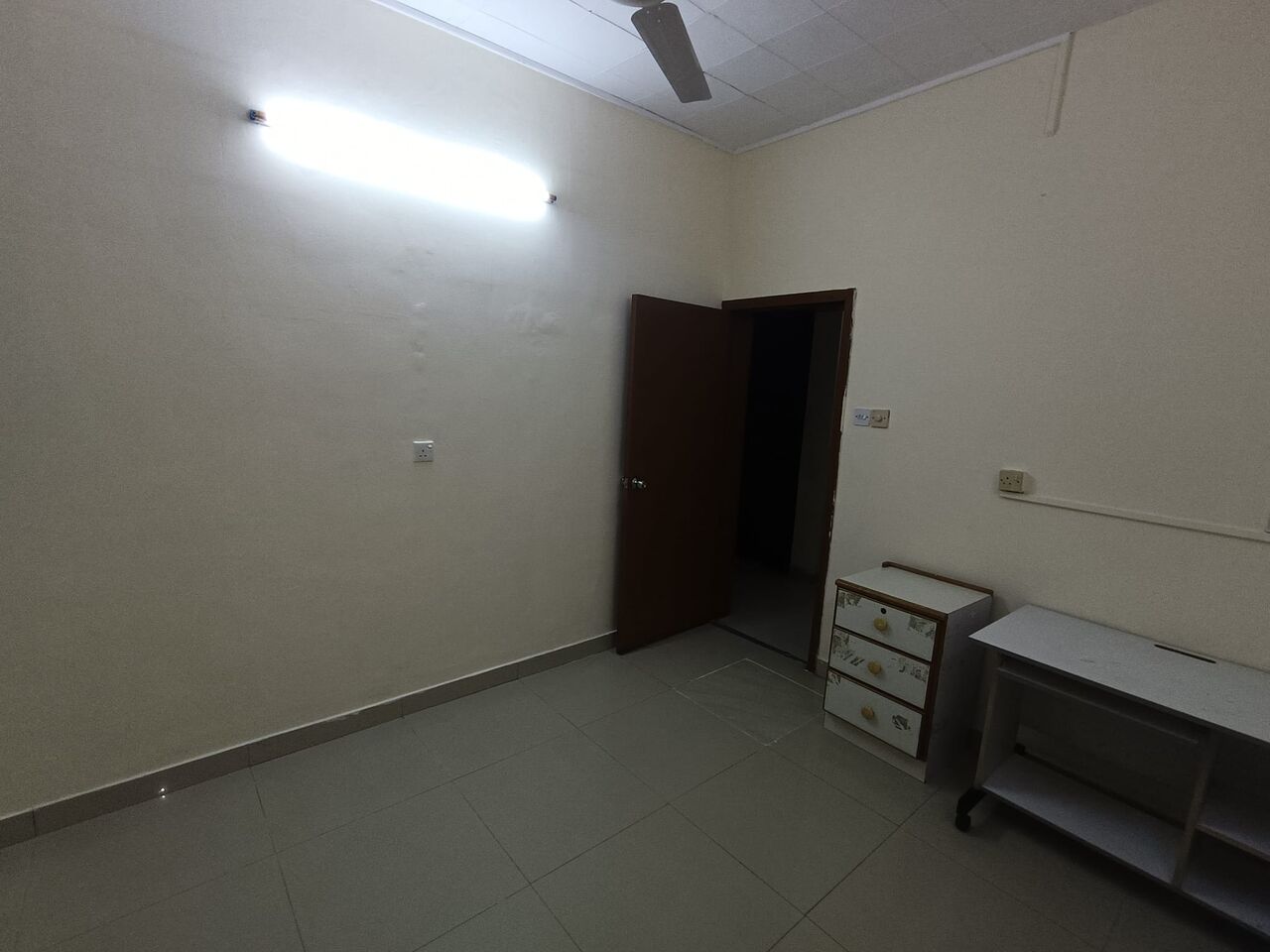 Manama, Rooms for Rent, BHD 90/month,  Semi Furnished Room For Rent Only For Executive Bachelor