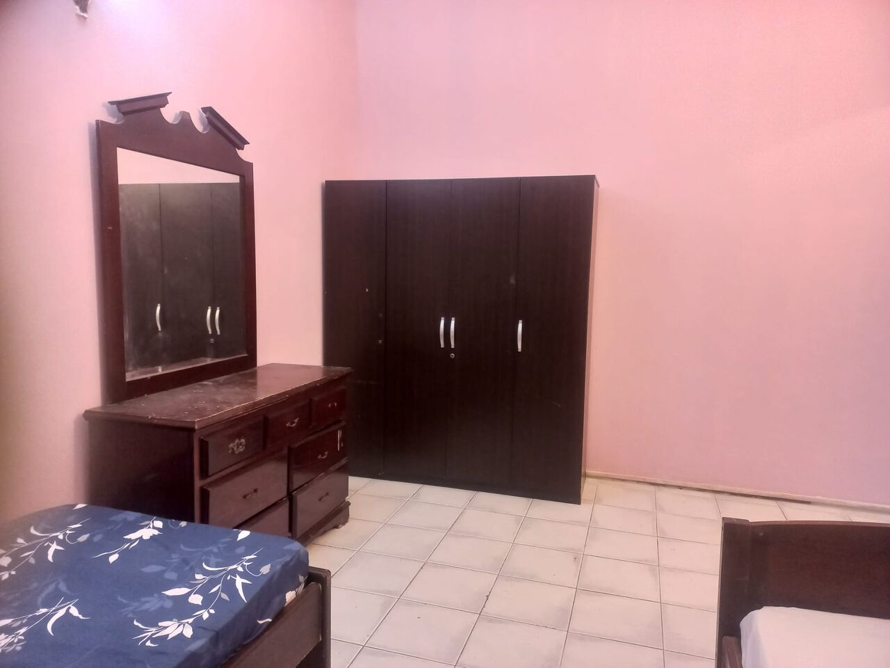 Juffair, Rooms for Rent, BHD 140/month,  Furnished,  Room With Attached Bathroom.  Wifi, Unlimited EWA, Cleaner