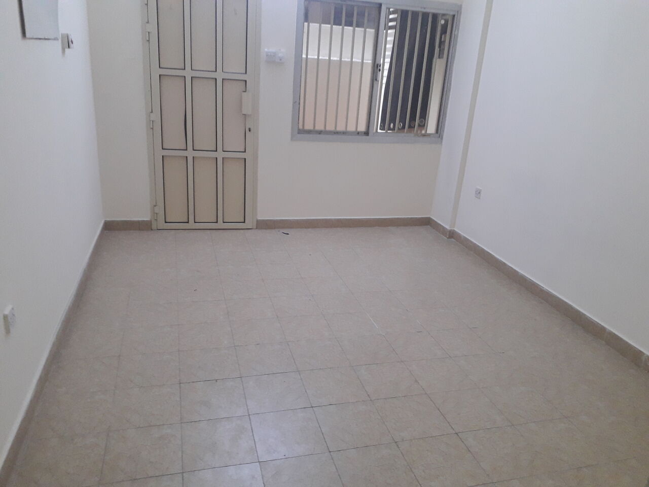 Salmaniya, Apartments, Flats, Houses & Villas, BHD 140/month,  Studio,  90 Sq. Meter,  Studio Semi Furnished Flat Available With Ewa In Salmaniya Call Aleena