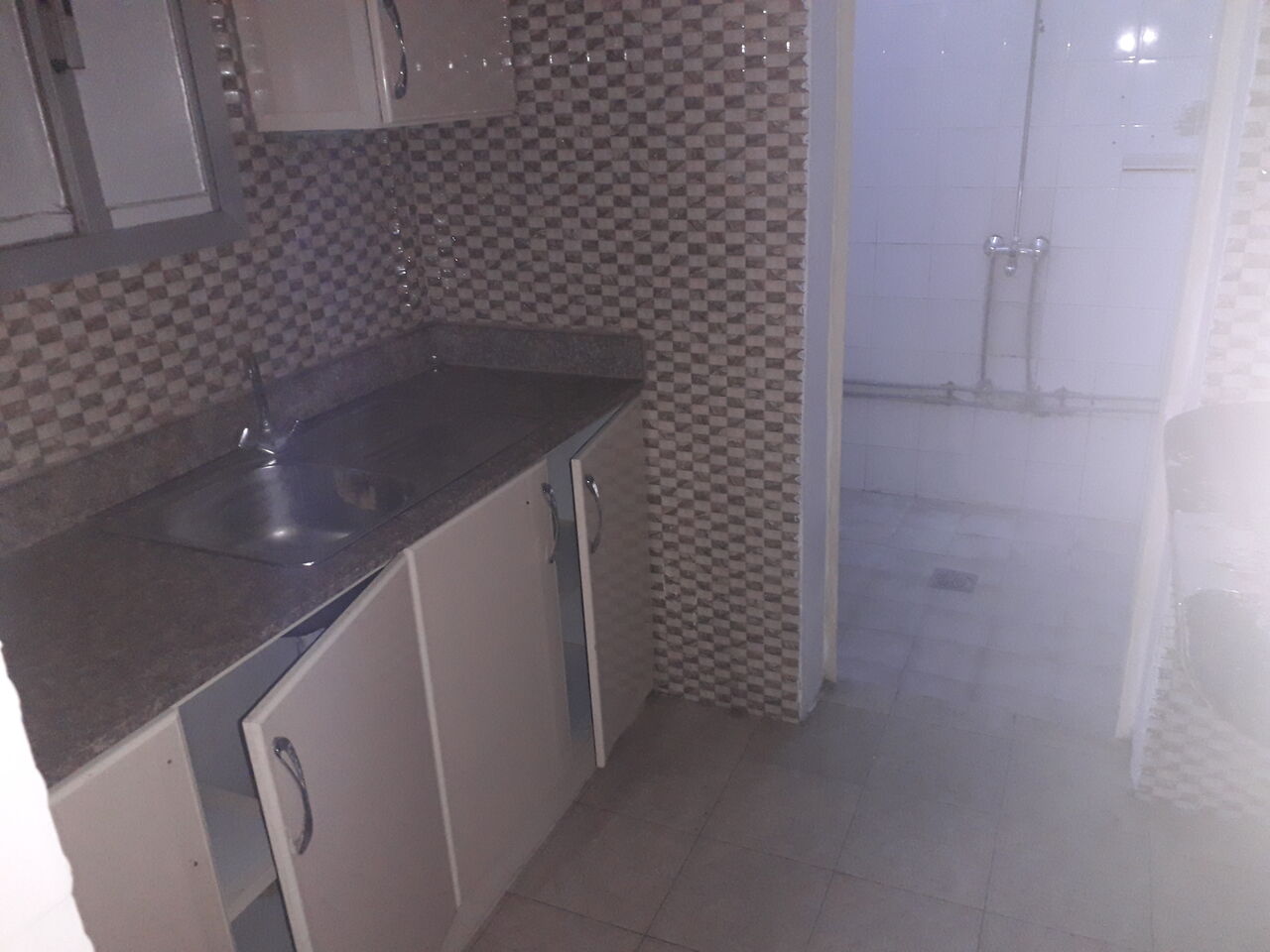Salmaniya, Apartments, Flats, Houses & Villas, BHD 140/month,  Studio,  90 Sq. Meter,  Studio Semi Furnished Flat Available With Ewa In Salmaniya Call Aleena