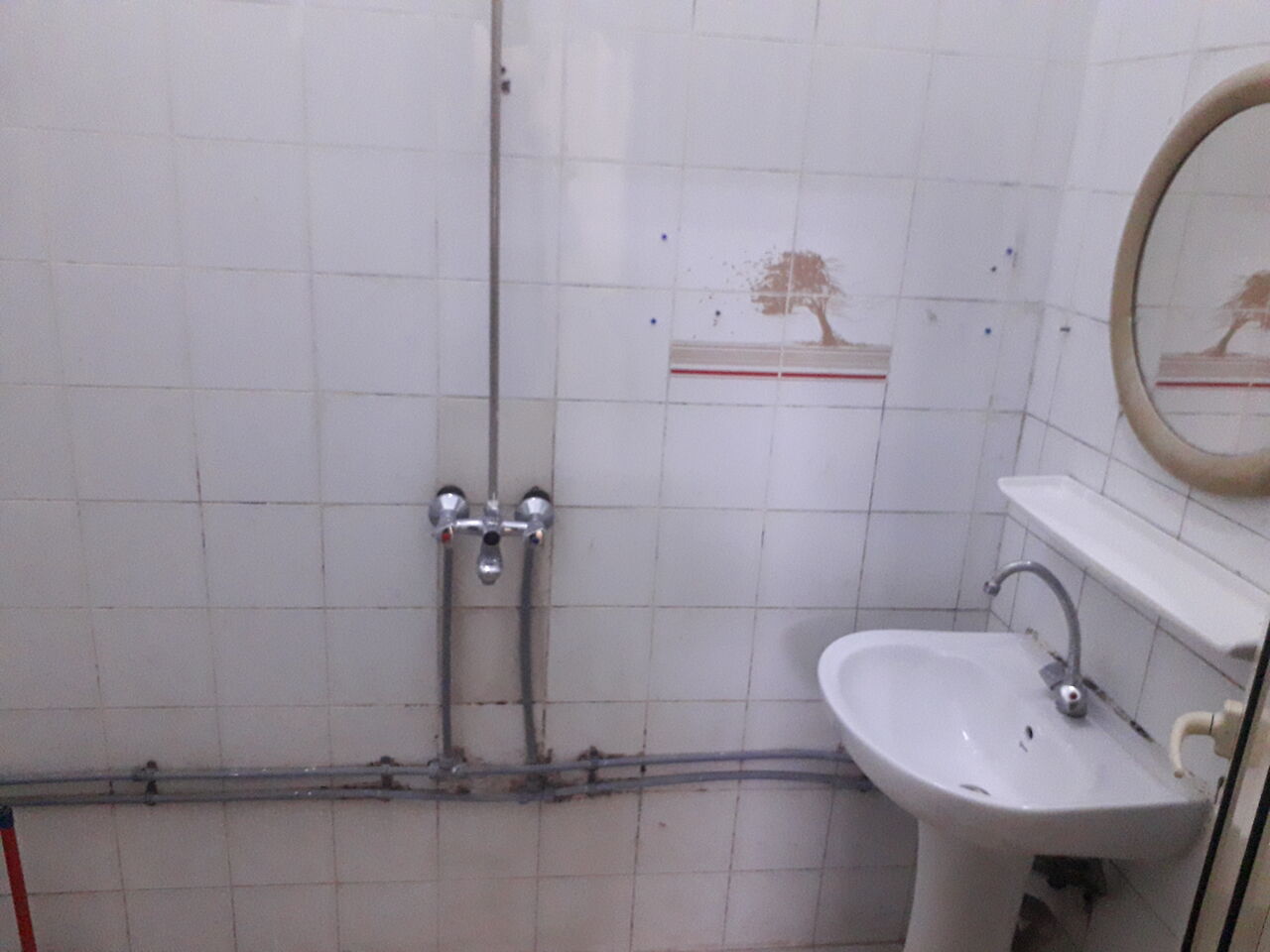 Salmaniya, Apartments, Flats, Houses & Villas, BHD 140/month,  Studio,  90 Sq. Meter,  Studio Semi Furnished Flat Available With Ewa In Salmaniya Call Aleena