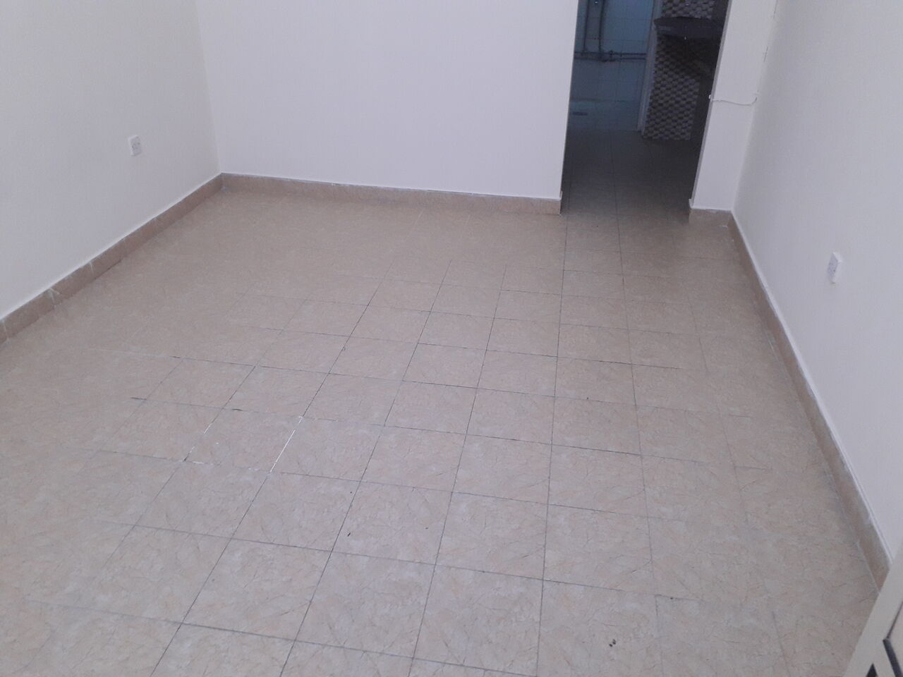 Salmaniya, Apartments, Flats, Houses & Villas, BHD 140/month,  Studio,  90 Sq. Meter,  Studio Semi Furnished Flat Available With Ewa In Salmaniya Call Aleena