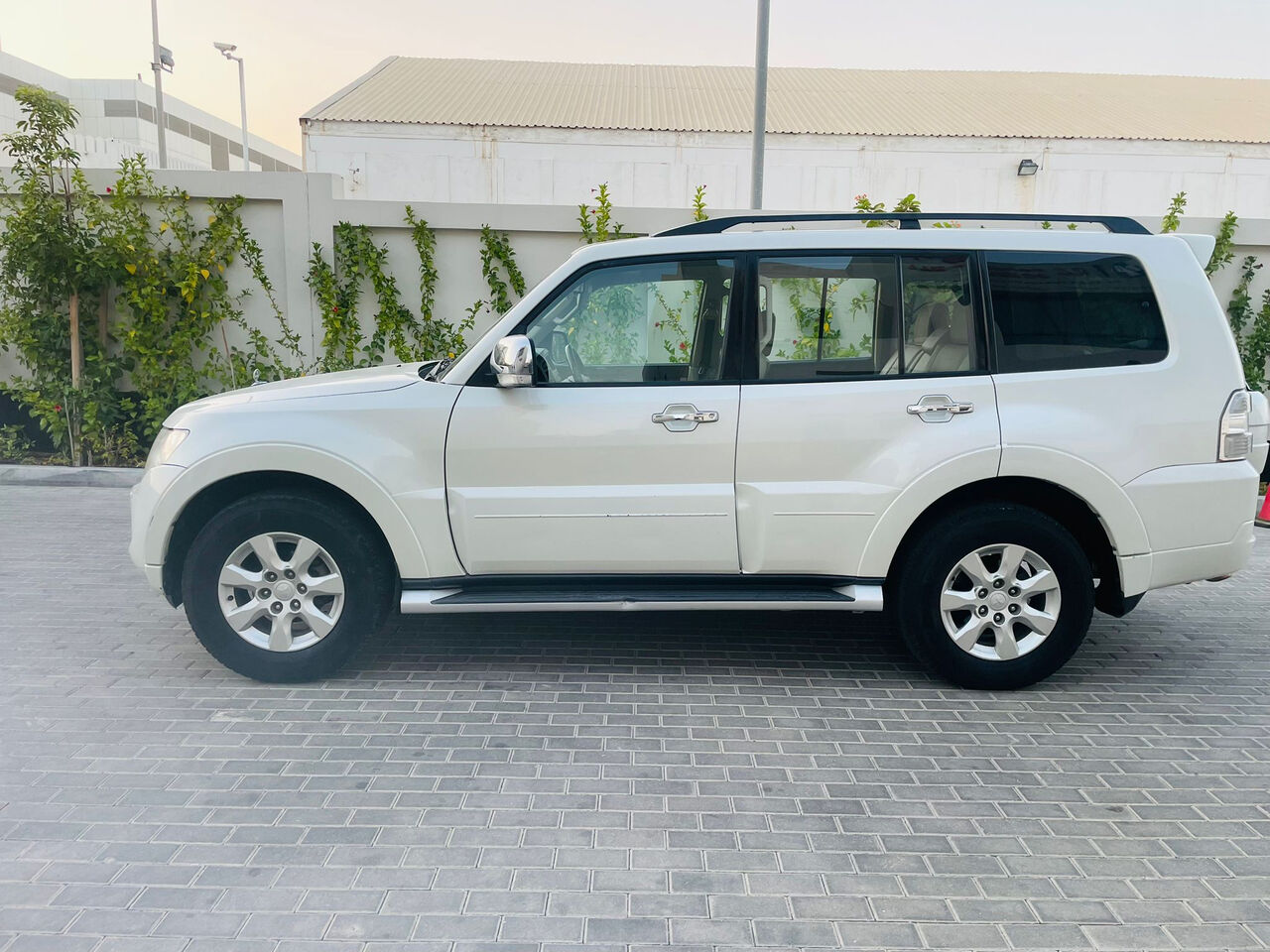 Salmaniya, Vehicles, Cars & Trucks , BHD 3850,  Mitsubishi Pajero,  2013,  Automatic,  89000 KM,   , 3.8L V6, Top-end Full Option