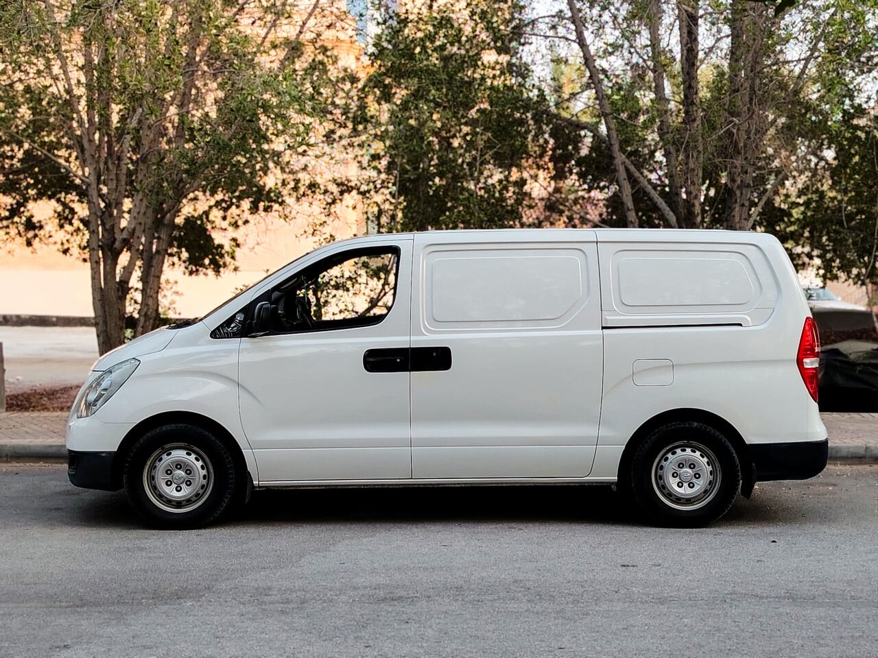Muharraq, Vehicles, Cars & Trucks , BHD 1,  Hyundai H1,  2018,  Manual,  179000 KM,   Cargo