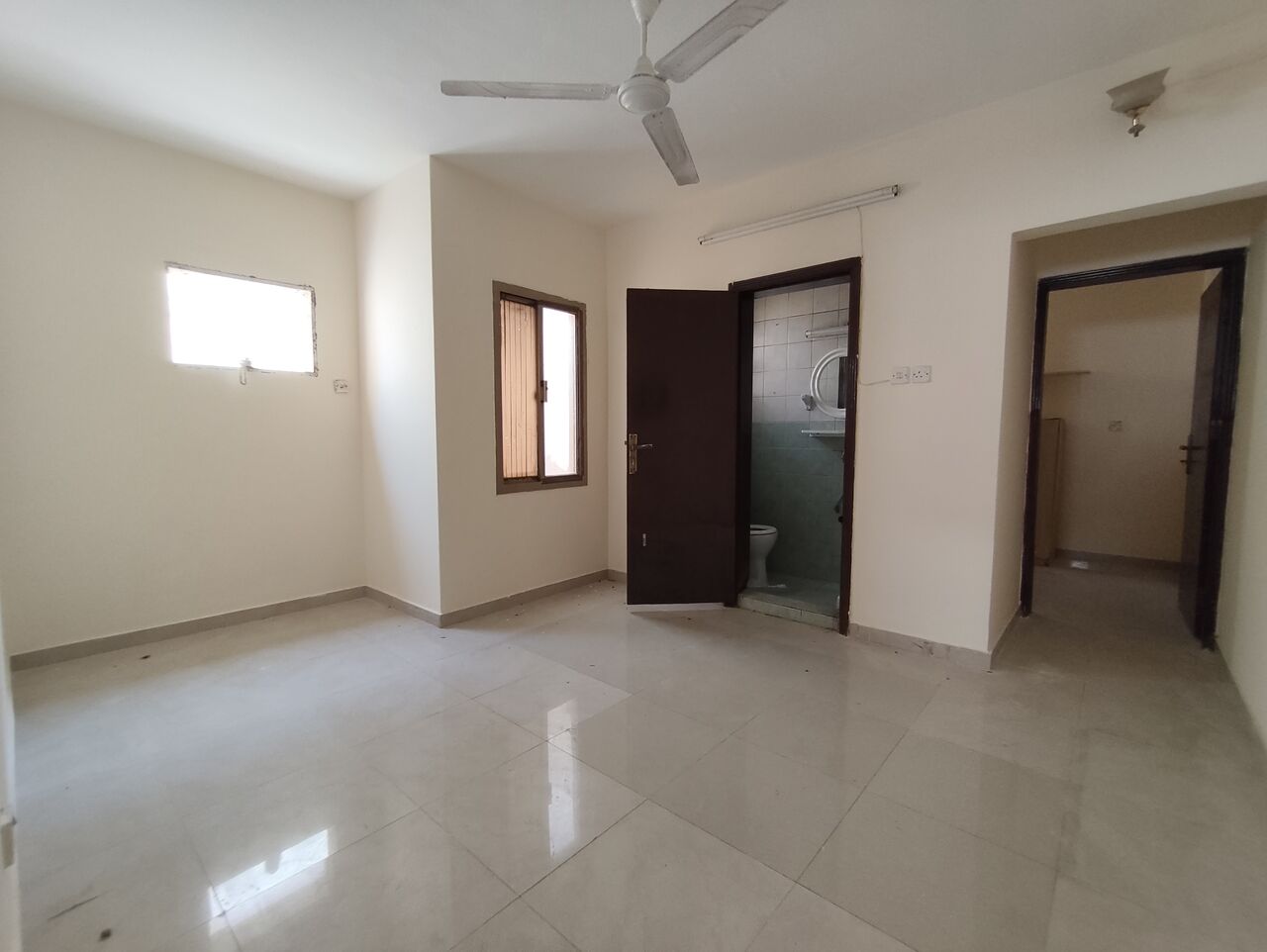 Salmaniya, Apartments, Flats, Houses & Villas, BHD 170/year,  1 BR,  Salmaniya:- 1Bhk Unfurnished Flat On Rent With Unlimited Ewa..