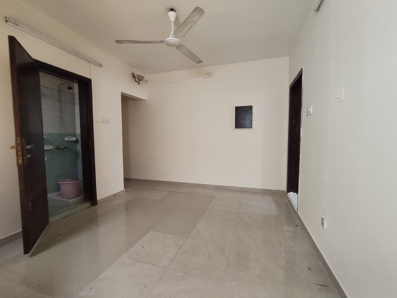 Salmaniya, Apartments, Flats, Houses & Villas, BHD 170/year,  1 BR,  Salmaniya:- 1Bhk Unfurnished Flat On Rent With Unlimited Ewa..