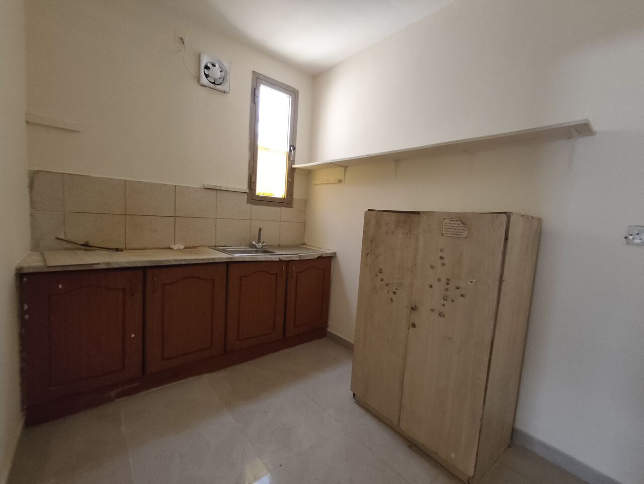 Salmaniya, Apartments, Flats, Houses & Villas, BHD 170/year,  1 BR,  Salmaniya:- 1Bhk Unfurnished Flat On Rent With Unlimited Ewa..