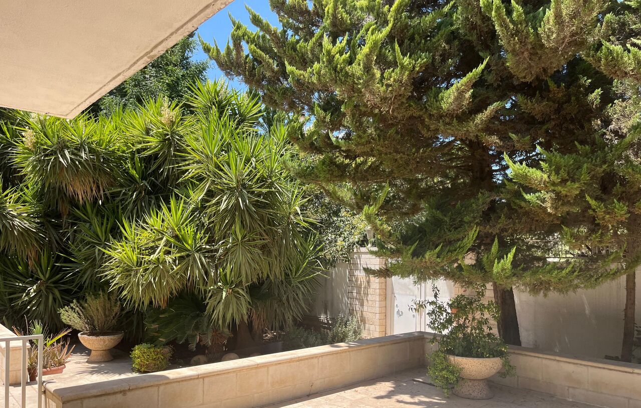 Amman, Apartments, Flats, Houses & Villas, JOD 38000/year,  4 BR,  400 Sq. Meter,  Villa For Sale In Jabal Amman