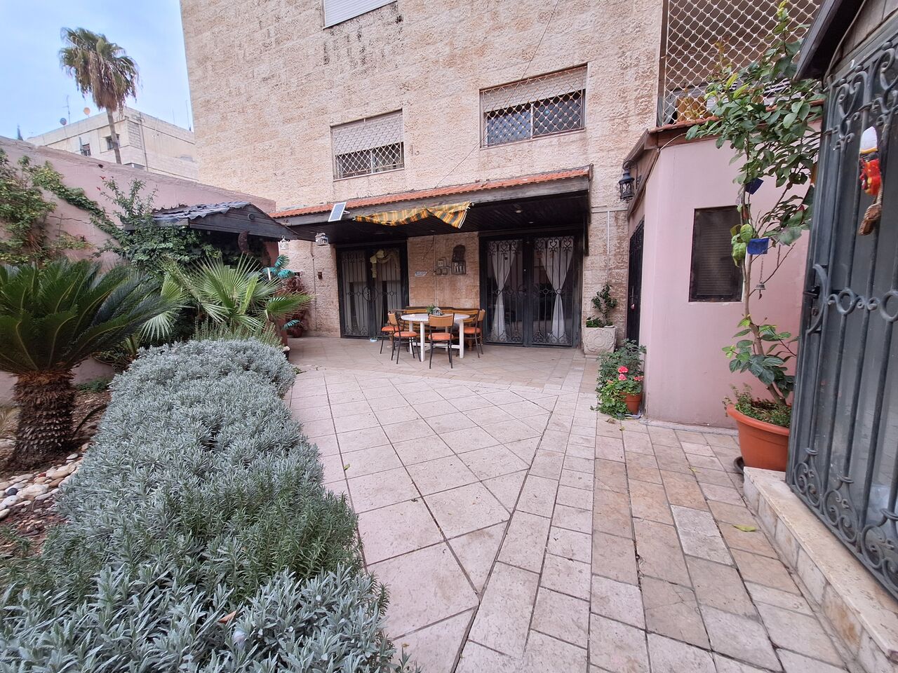 Amman, Apartments, Flats, Houses & Villas, JOD 260/month,  1 BR,  Studio With Garden, Kitchen And Bathroom. Including All Utilities.