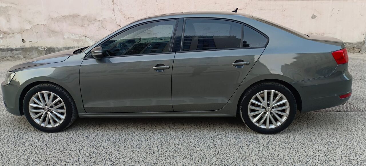 Manama, Vehicles, Cars & Trucks , BHD 1750,  Volkswagen Jetta Full Option !,  2014,  Automatic,  238500 KM,  Full Option, Push Start, Leather Seats, Sun-roof, Expat Owner, Urgent Sale !