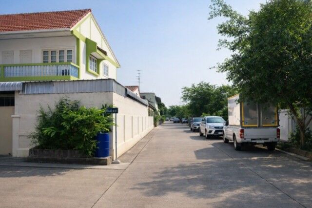 Bangkok, Villas, THB 10499,  47 Sq. Feet,  300 M, 4 Bedrooms, 3 Bathrooms, 47 Sq M, 260 Sq M, Large Corner Townhouse. Near Sarasas