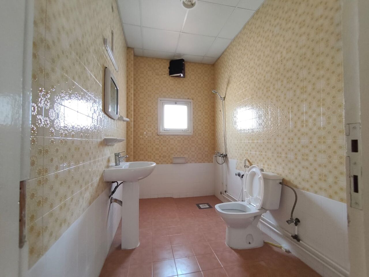Manama, Apartments, Flats, Houses & Villas, BHD 190/year,  3 BR,  Khamis:- 3Bhk Unfurnished Flat On Rent..Ewa On Landlord Name..