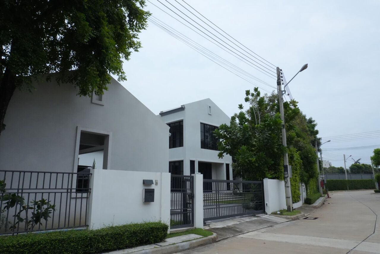 Bangkok, Real Estate For Sale, THB 24000000,  5 BR,  199 Sq. Feet,  Urgent Sale, Luxury House, Large Plot. Burasiri Rangsit Project (Burasiri Rangsit), Owner
