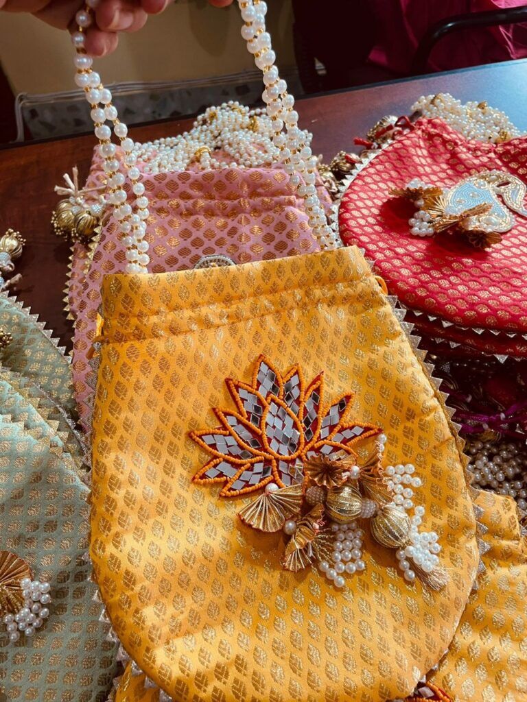Mumbai, Collectibles, INR 1999,  Do You Like Handmade Gift Items?