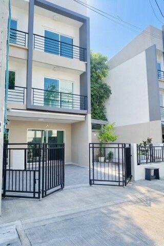Bangkok, Villas, THB 44999,  22 Sq. Feet,  BTS On Nut 1.8 Km. Big C On Nut 1.7 Km. Sukhumvit 77 On Nut 11-19, Luxury Townhome, 3