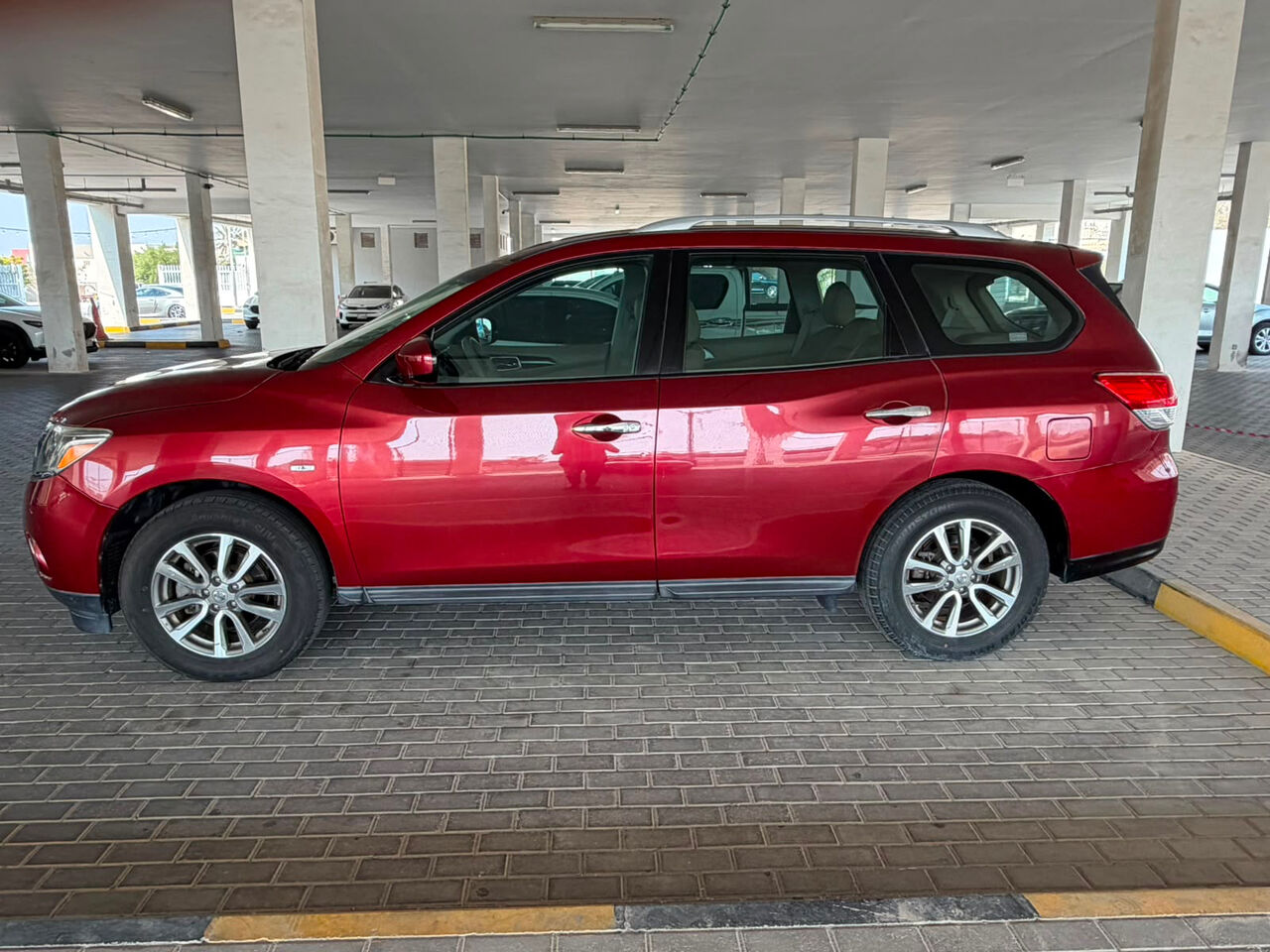 Manama, Vehicles, Cars & Trucks , BHD 2500,  Nissan Pathfinder,  2014,  Automatic,  190 KM,    4WD Urgent Salw