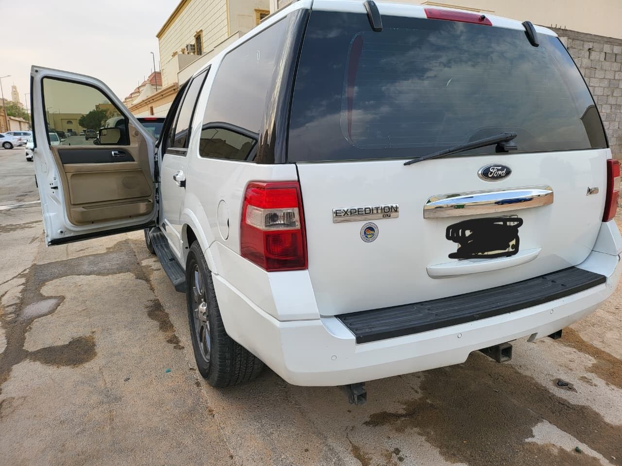 Riyadh, Vehicles, Cars & Trucks , SAR 42000,  Ford Expedition XLT,  2012,  Automatic,  277000 KM,    Model, Second Owner, 277K Mileage