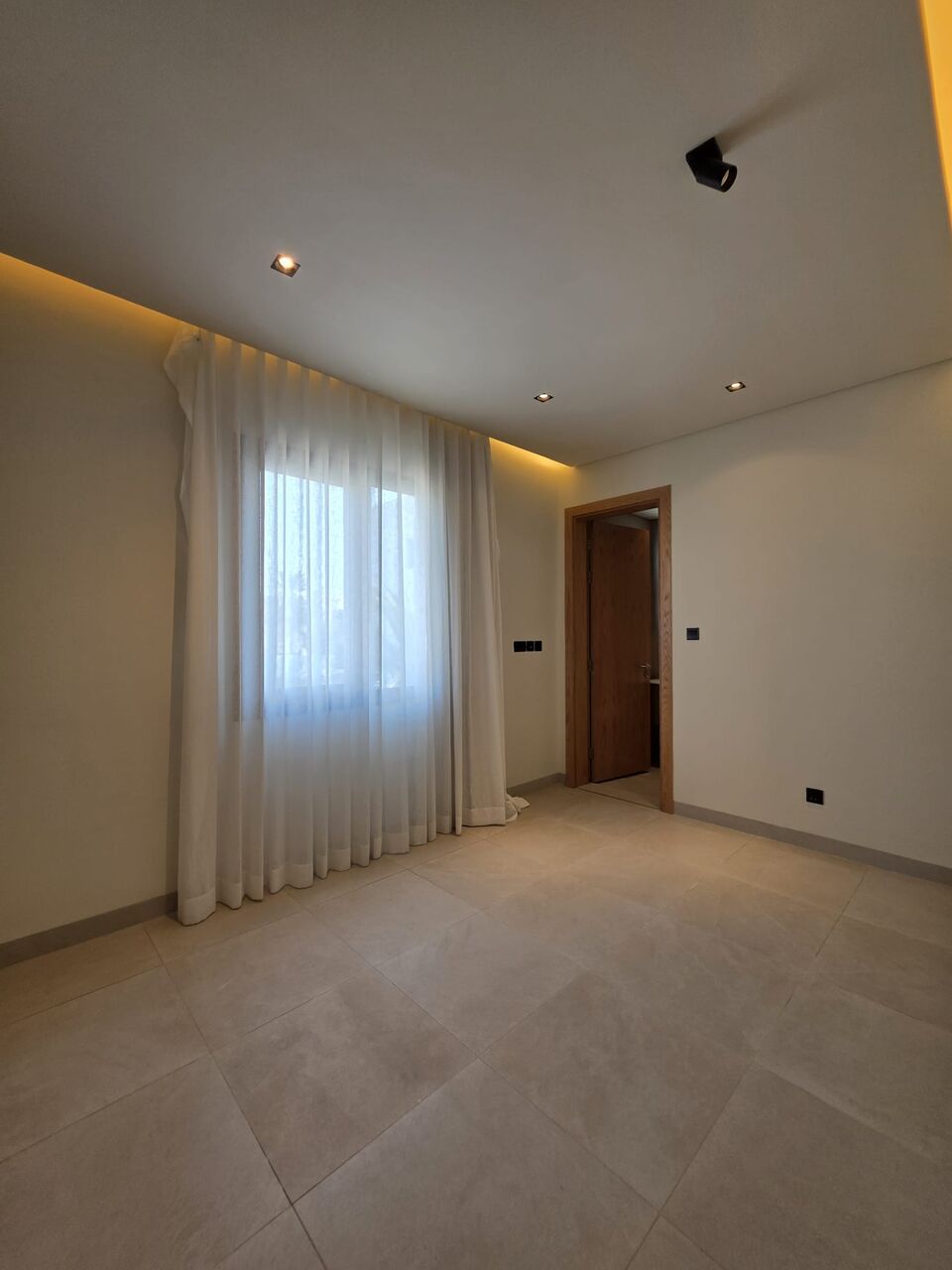 Kuwait City, Apartments, Flats, Houses & Villas, KWD 650/month,  3 BR,  For Rent To Families Only: Apartment In Jabriya With A Large Living Room