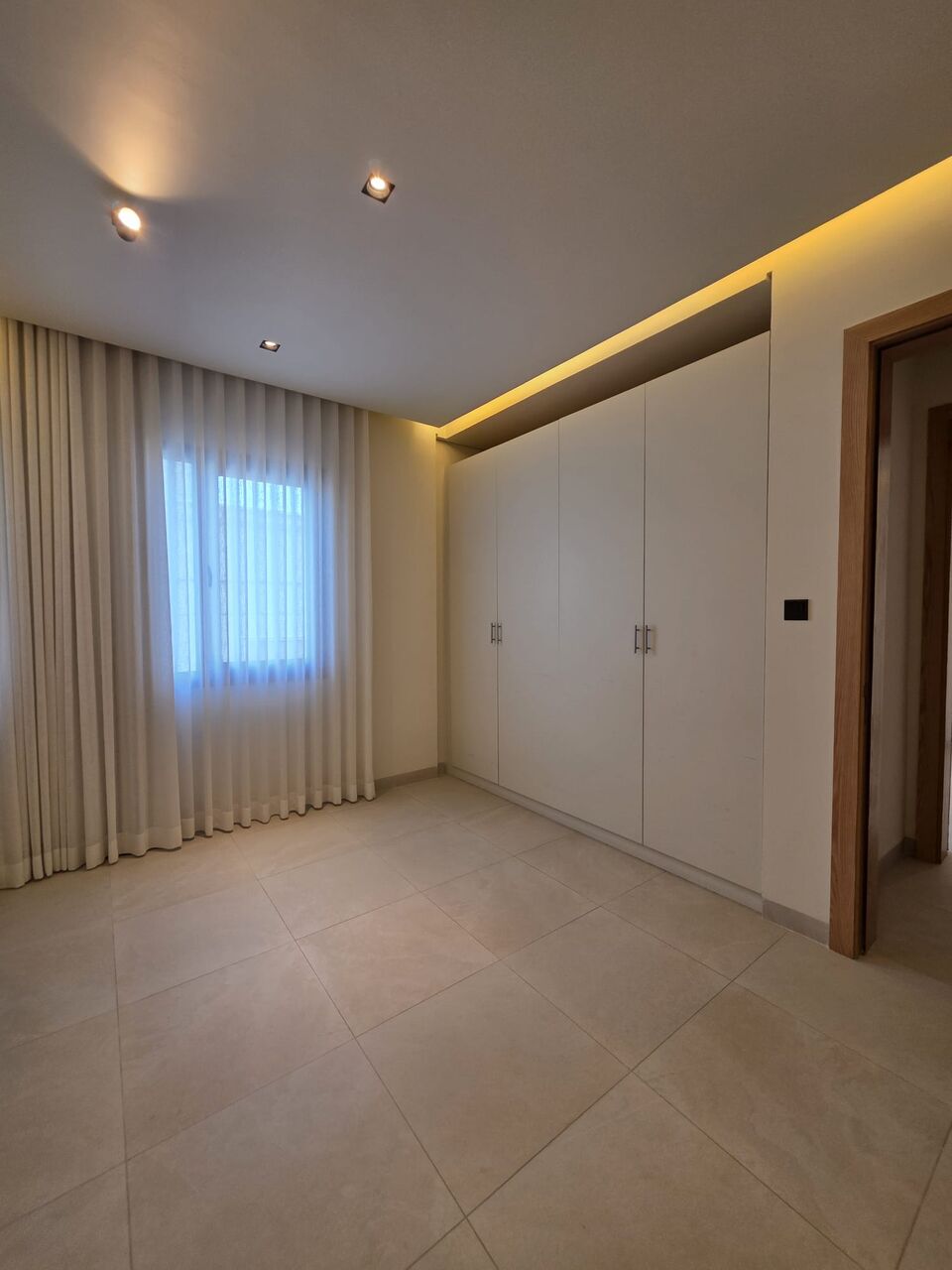 Kuwait City, Apartments, Flats, Houses & Villas, KWD 650/month,  3 BR,  For Rent To Families Only: Apartment In Jabriya With A Large Living Room