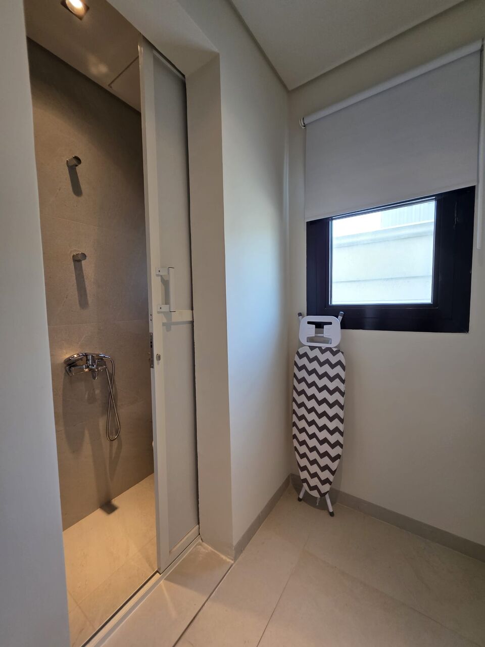 Kuwait City, Apartments, Flats, Houses & Villas, KWD 650/month,  3 BR,  For Rent To Families Only: Apartment In Jabriya With A Large Living Room