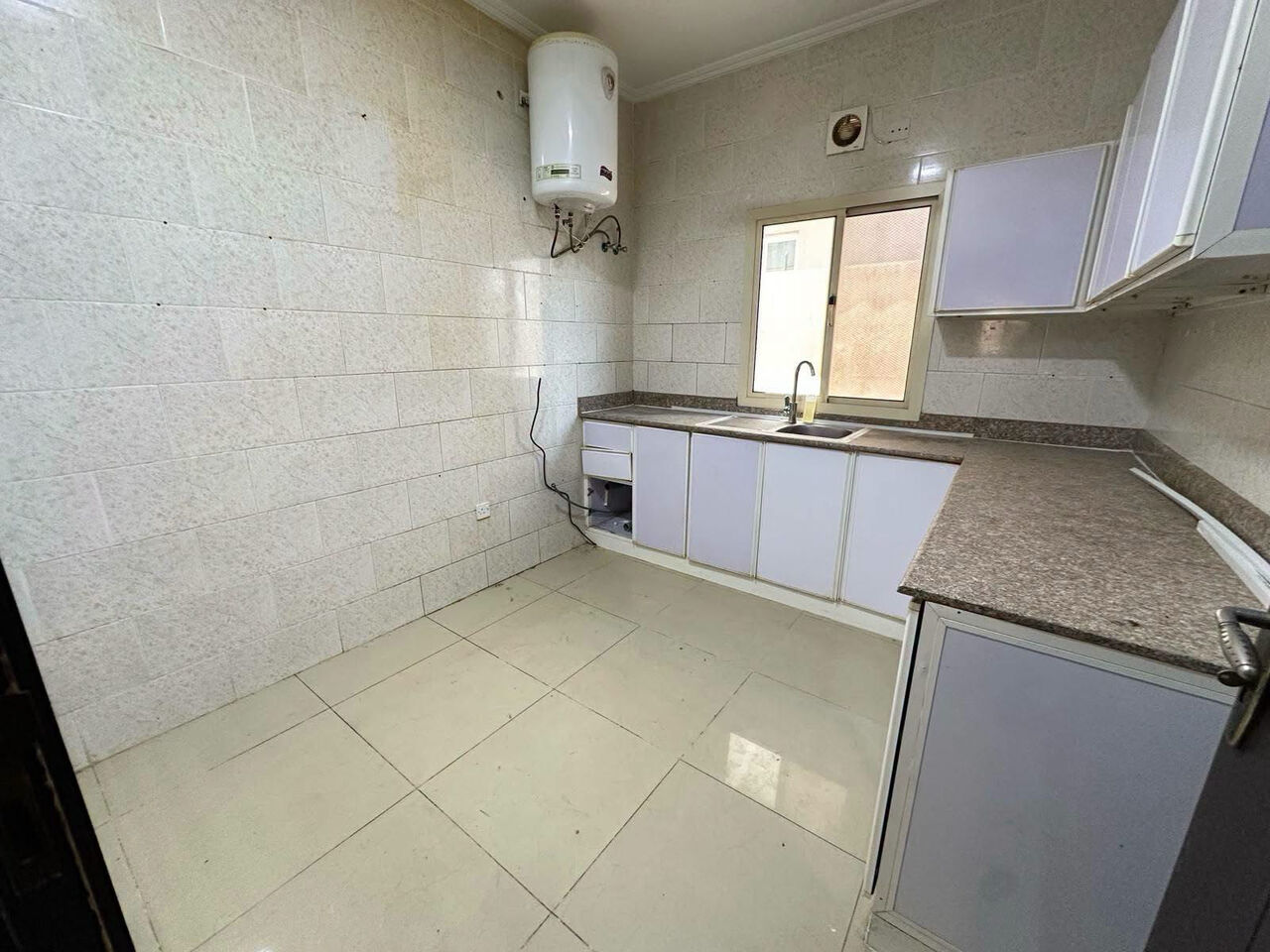 Gudaibiya, Apartments, Flats, Houses & Villas, BHD 210/month,  2 BR,  Gudaibiya :- 2BHK Unfurnished Flat On Rent With Only A/Cs . Close To Shura Council. Bd 210
