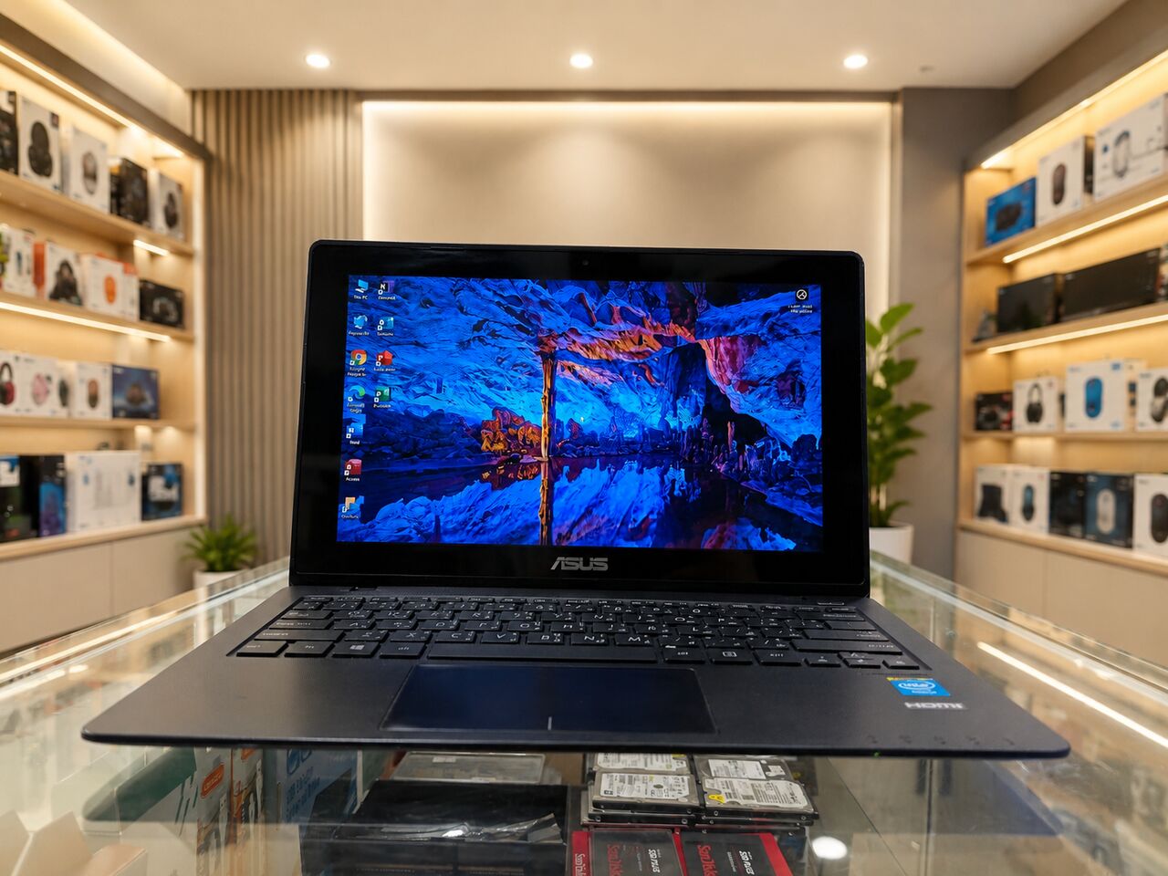 Riffa, Computers, BHD 50,  Asus X200M 11.6 Inch Touchscreen Intel Celeron 180 GB SSD BD 50.000 Only