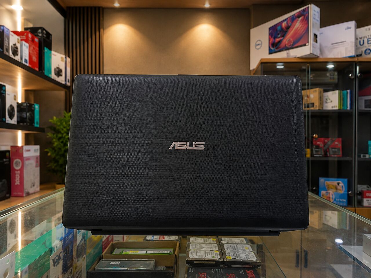 Riffa, Computers, BHD 50,  Asus X200M 11.6 Inch Touchscreen Intel Celeron 180 GB SSD BD 50.000 Only
