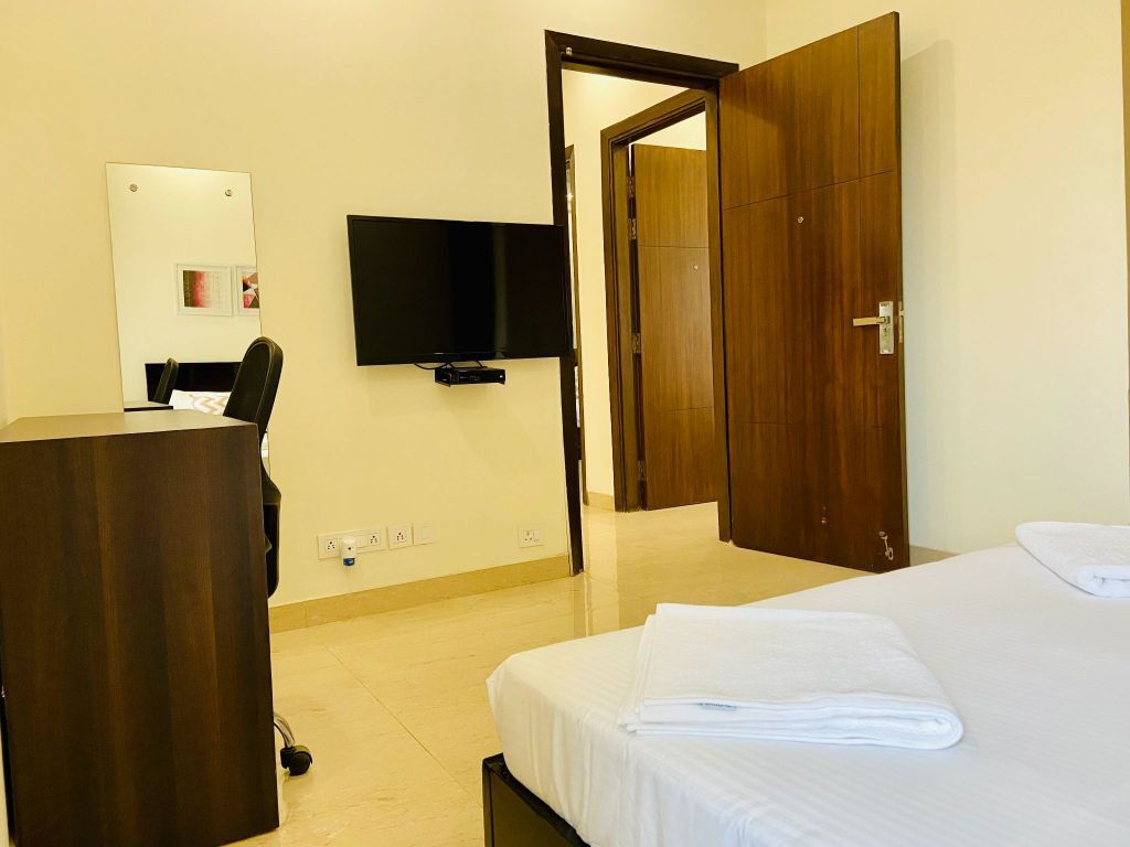 Gurgaon, Apartments, Flats, Houses & Villas, INR 4500/day,  Furnished,  Studio,  350 Sq. Feet,  Studio Apartment DLF Cyber City