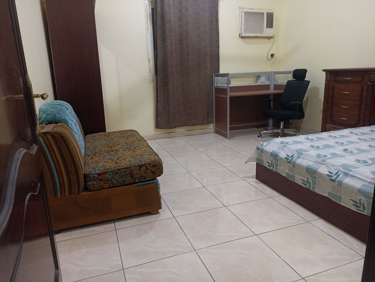 Jeddah, Rooms for Rent, SAR 1300/month,  Furnished,  Private Room In Shared 2BHK Apartment &ndash; Bachelor Only