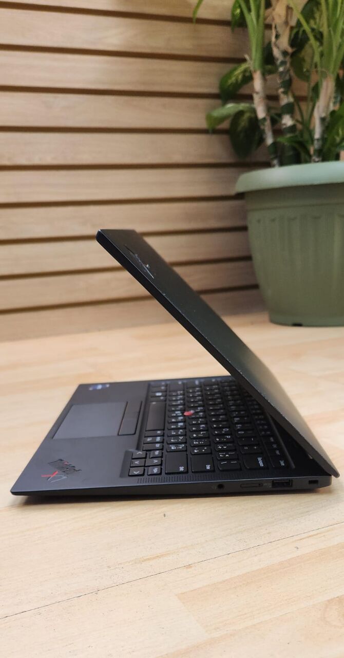 Riyadh, Computers, SAR 4399,  Lenovo X1 Carbon 1.8 GHz 10-core I7 13th Gen RAM:32GB SSD:512GB