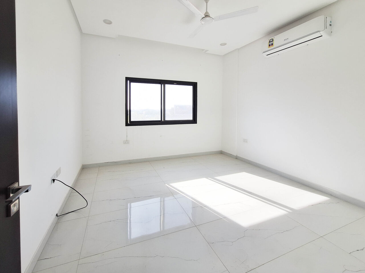 Manama, Apartments, Flats, Houses & Villas, BHD 280/month,  Residential Apartment For Rent In Buquwah (Saraya 2), Featuring: