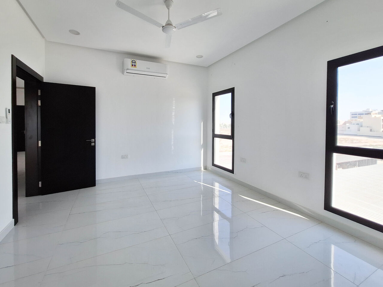 Manama, Apartments, Flats, Houses & Villas, BHD 280/month,  Residential Apartment For Rent In Buquwah (Saraya 2), Featuring: