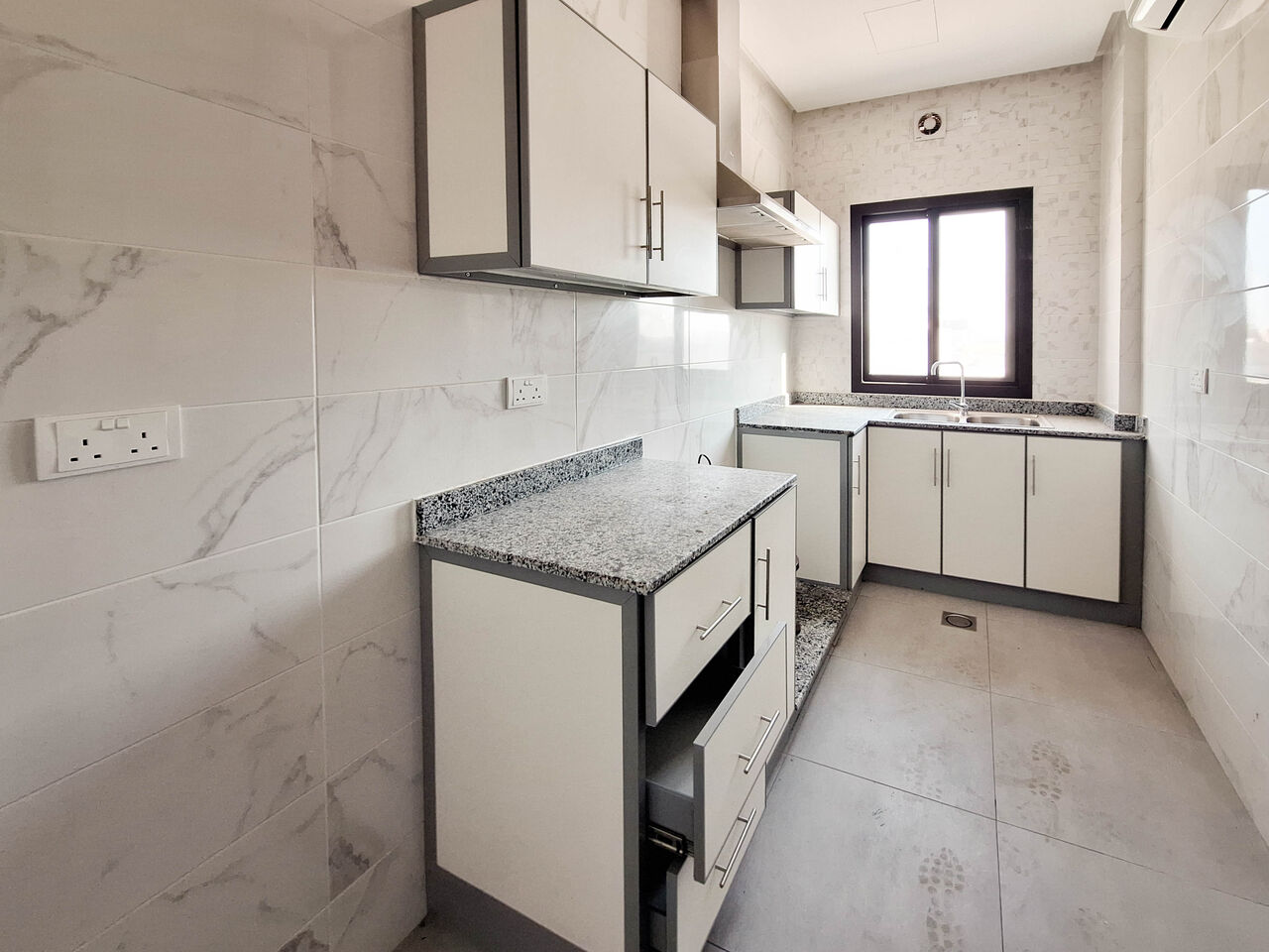 Manama, Apartments, Flats, Houses & Villas, BHD 280/month,  Residential Apartment For Rent In Buquwah (Saraya 2), Featuring: