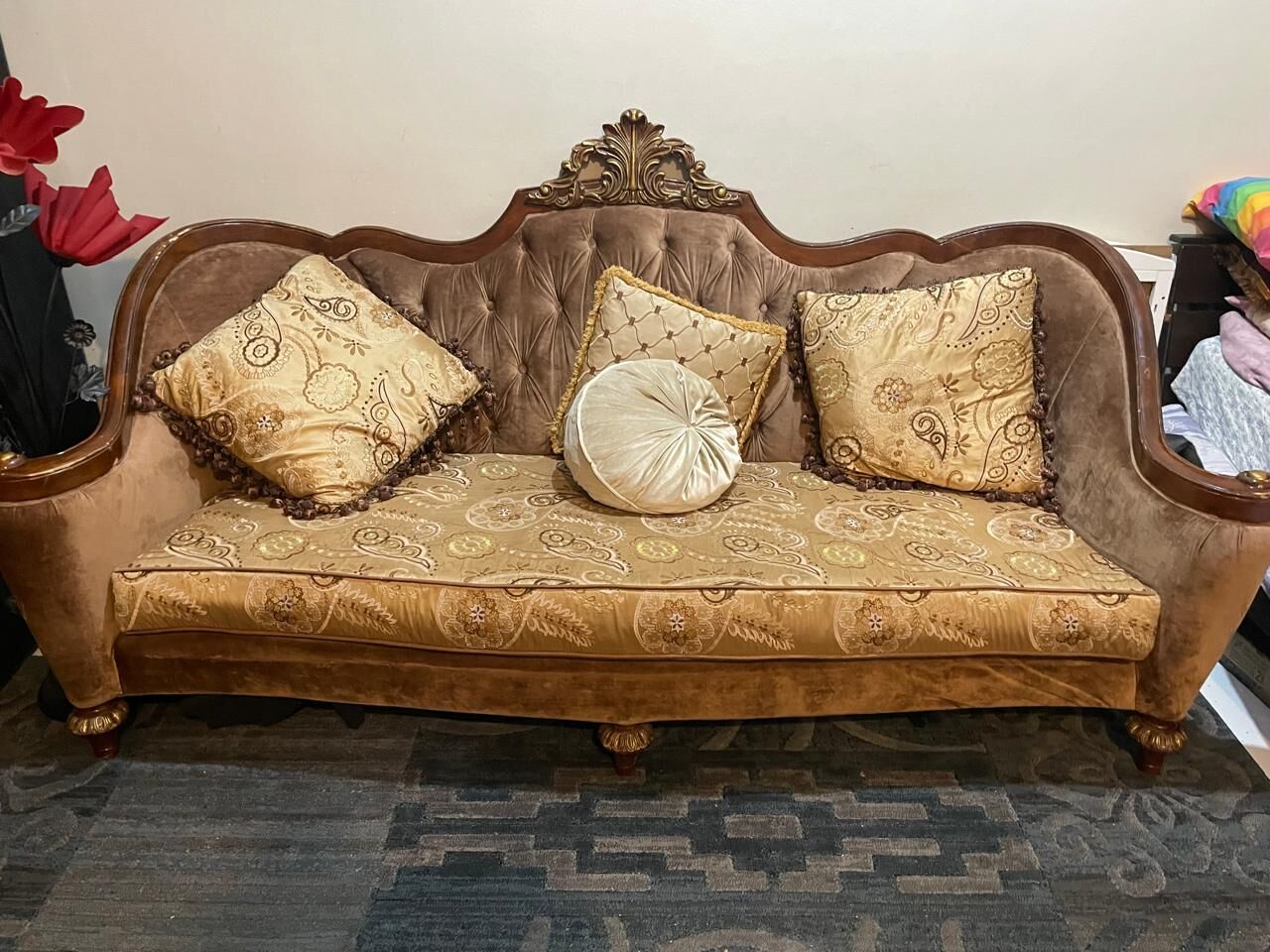 Jeddah, Furniture, SAR 230,  8 Seater Sofa Traditional Wood Edge With Center Table