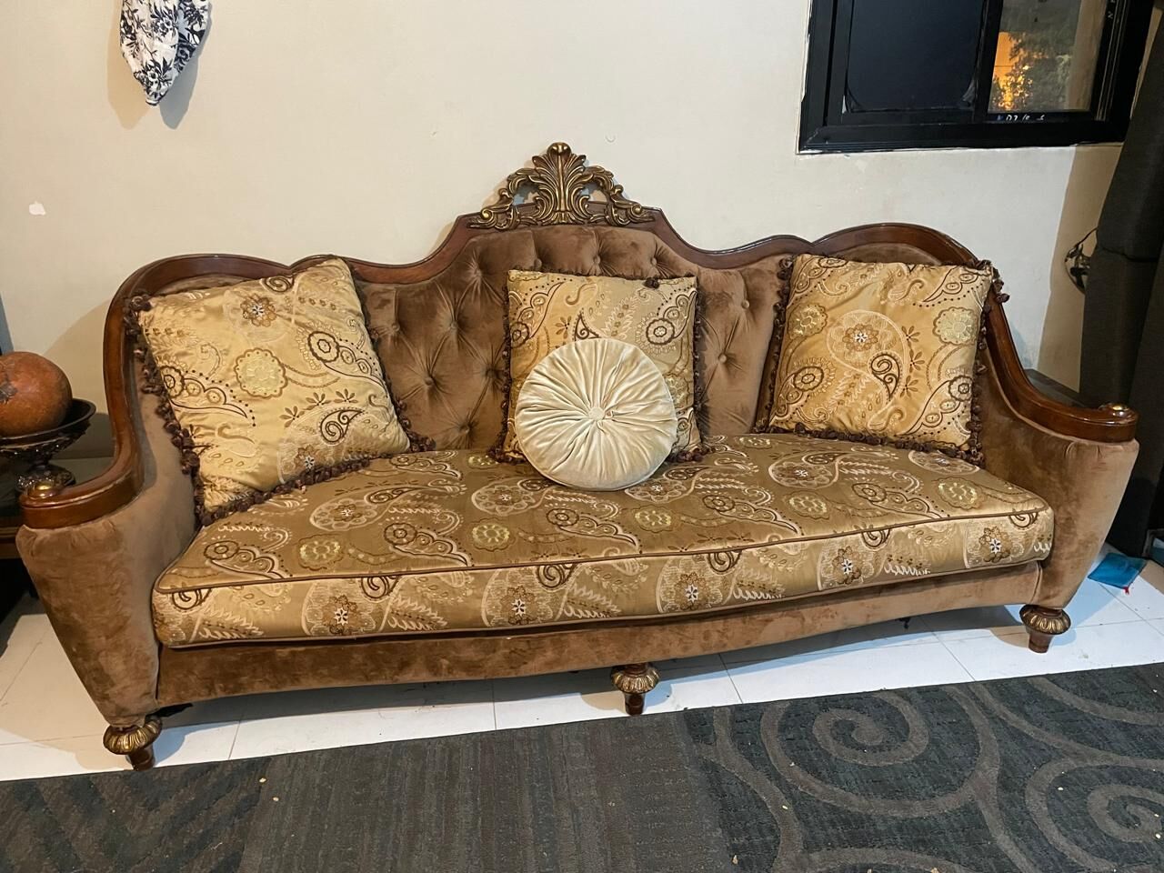 Jeddah, Furniture, SAR 230,  8 Seater Sofa Traditional Wood Edge With Center Table