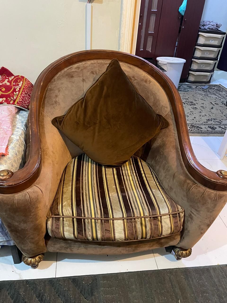 Jeddah, Furniture, SAR 230,  8 Seater Sofa Traditional Wood Edge With Center Table