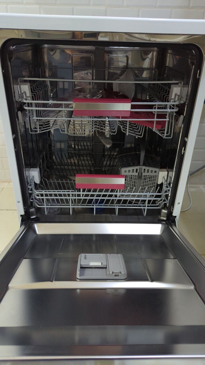 Riyadh, Household Items, SAR 2500,  URGENT SALE: Kitchen Cabinet And Dishwasher
