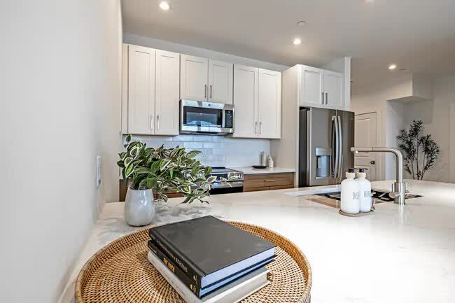 Chicago, Apartments, Flats, Houses & Villas, USD 1200/month,  Furnished,  2 BR,  842 Sq. Meter,  Apartment For Rent