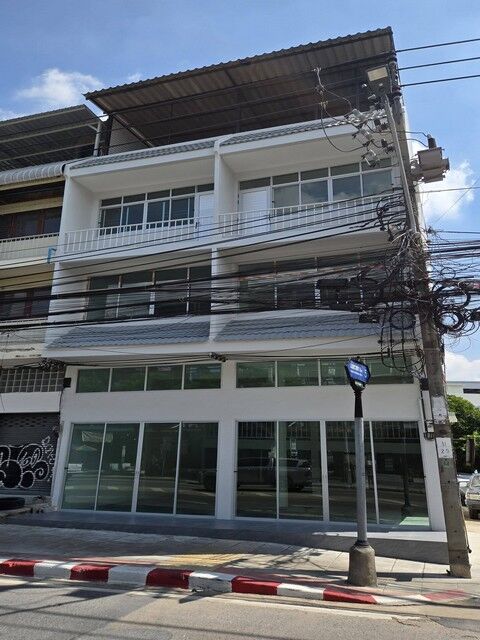 Bangkok, Villas, THB 45000,  56 Sq. Feet,  Building For Rent, 3 And A Half Floors + Rooftop With Roof, Corner Room, Next To Chaloem