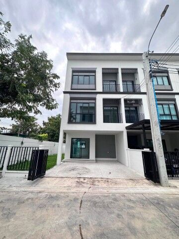 Bangkok, Villas, THB 34998,  29 Sq. Feet,  BTS Dan Samrong 25-40, 3-story Townhome, Corner House, 4 Bedrooms, 3 Bathrooms, MRT