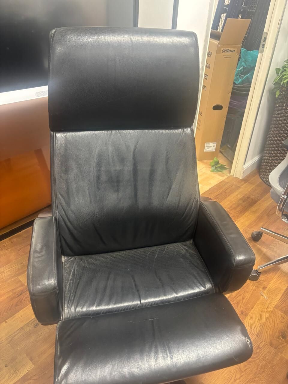 Riyadh, Furniture, SAR 875,  Meeting Table & Office Chair For Sale