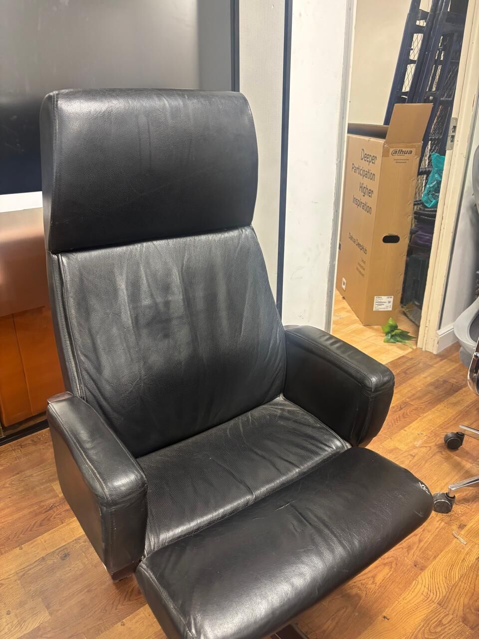 Riyadh, Furniture, SAR 875,  Meeting Table & Office Chair For Sale