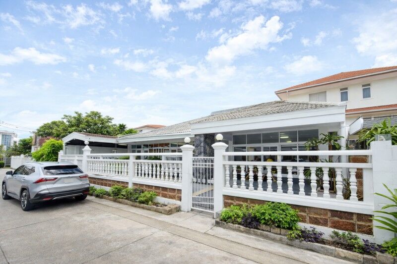 Bangkok, Villas, THB 31998,  60 Sq. Feet,  Near The Scene Town In Town, 400 M., Shady, Parking For 4 Cars, Photography Studio,