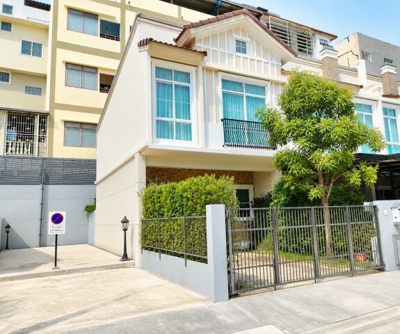 Bangkok, Villas, THB 34998,  19 Sq. Feet,  Number One Market Ram 2 700 M. Bangna-Ramkhamhaeng 2 Corner Townhome, 3 Bedrooms, 3