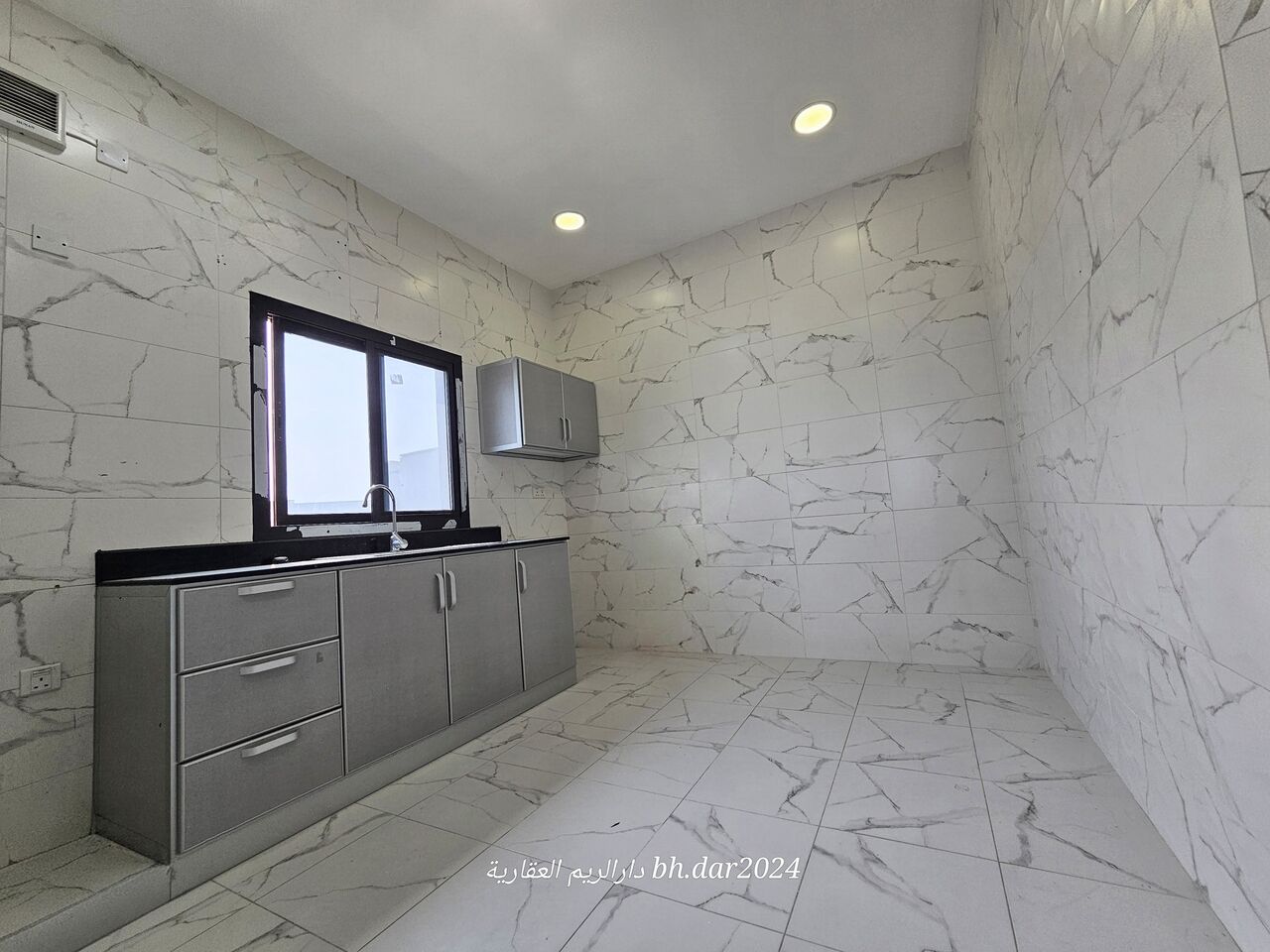 Manama, Apartments, Flats, Houses & Villas, BHD 220/year,  2 BR,  Qalali City/high End Apartment For Rent Including Electricity Sea View