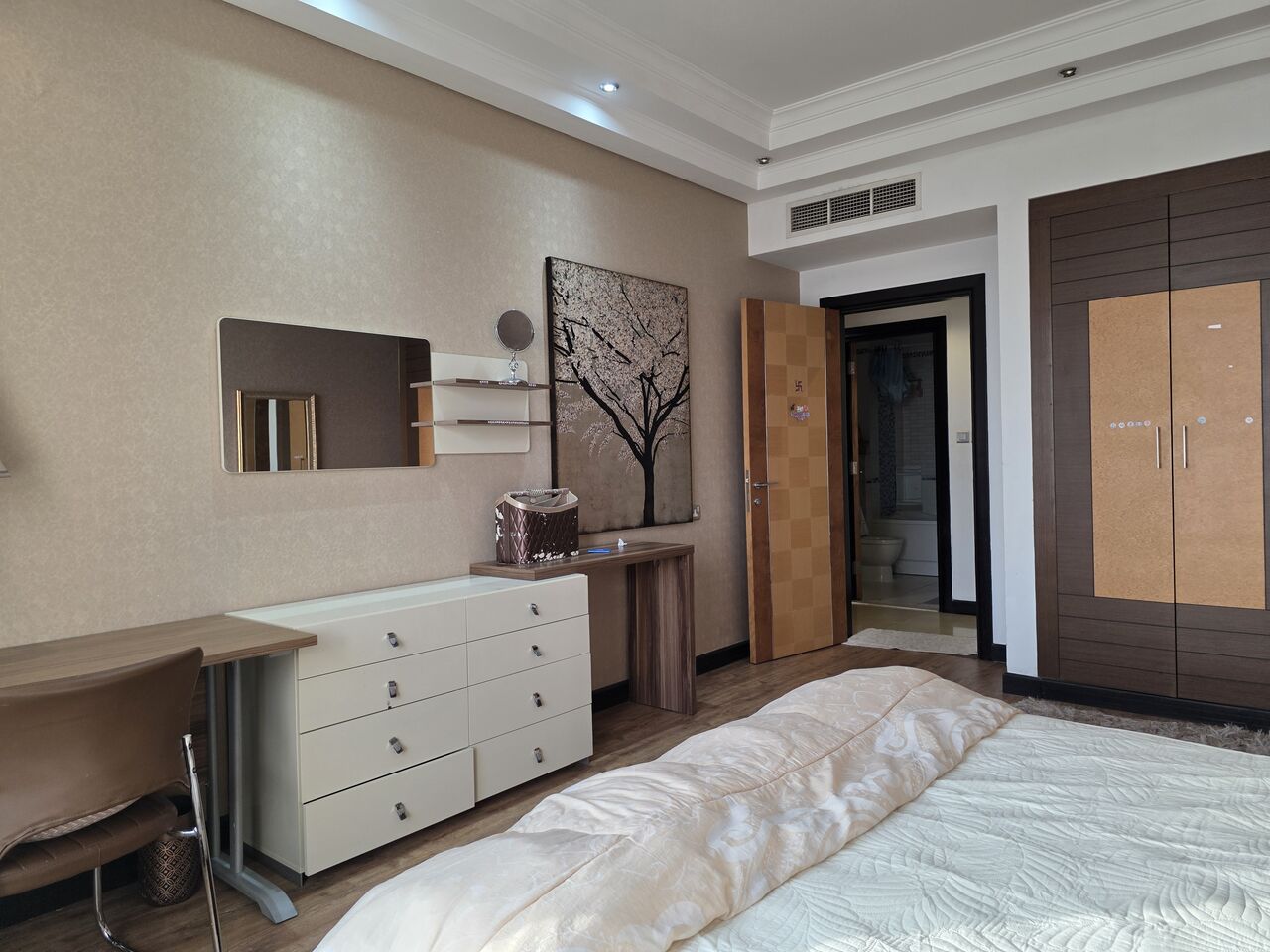 Manama, Apartments, Flats, Houses & Villas, BHD 450/month,  2 BR,  134 Sq. Meter,  AMAZING/HI-END QUALITY FURNISHING/ 2 CAR PARKINGS