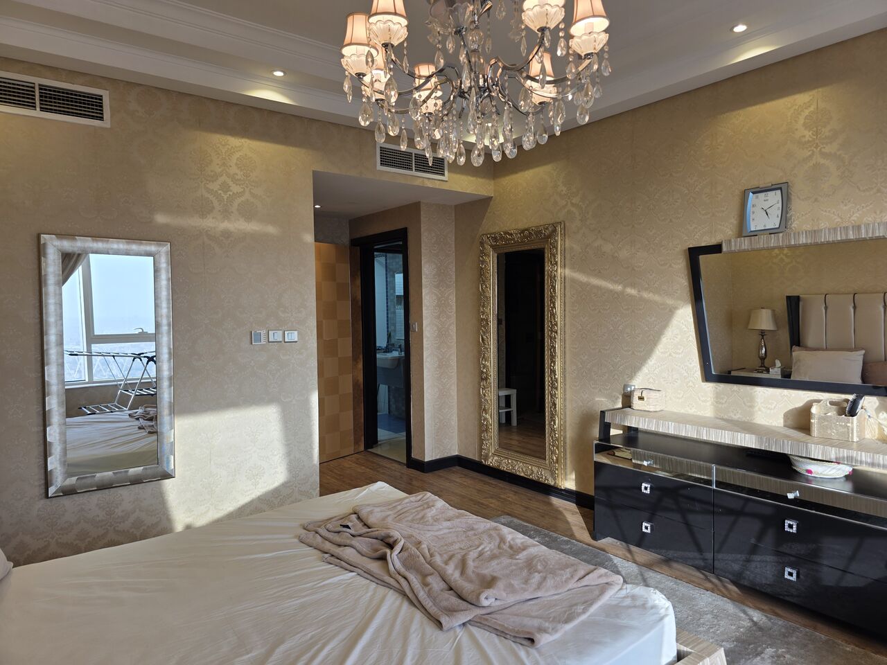 Manama, Apartments, Flats, Houses & Villas, BHD 450/month,  2 BR,  134 Sq. Meter,  AMAZING/HI-END QUALITY FURNISHING/ 2 CAR PARKINGS