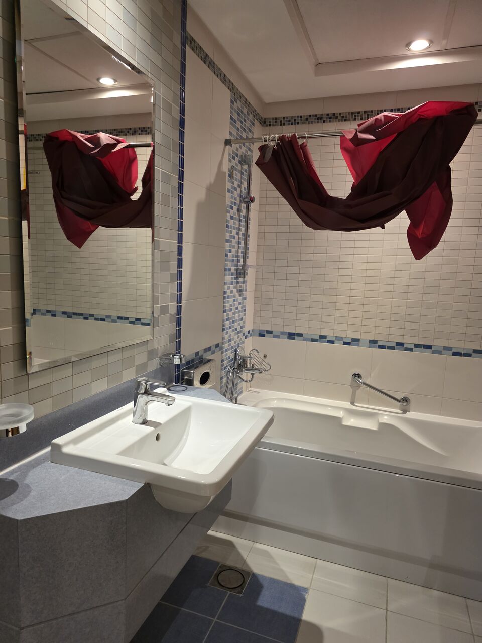 Manama, Apartments, Flats, Houses & Villas, BHD 380/month,  Furnished,  2 BR,  114 Sq. Meter,  RENT BD.380 STUNNING WEEKEND LIMITED OFFER/MID FLOOR/KIDS WORLD