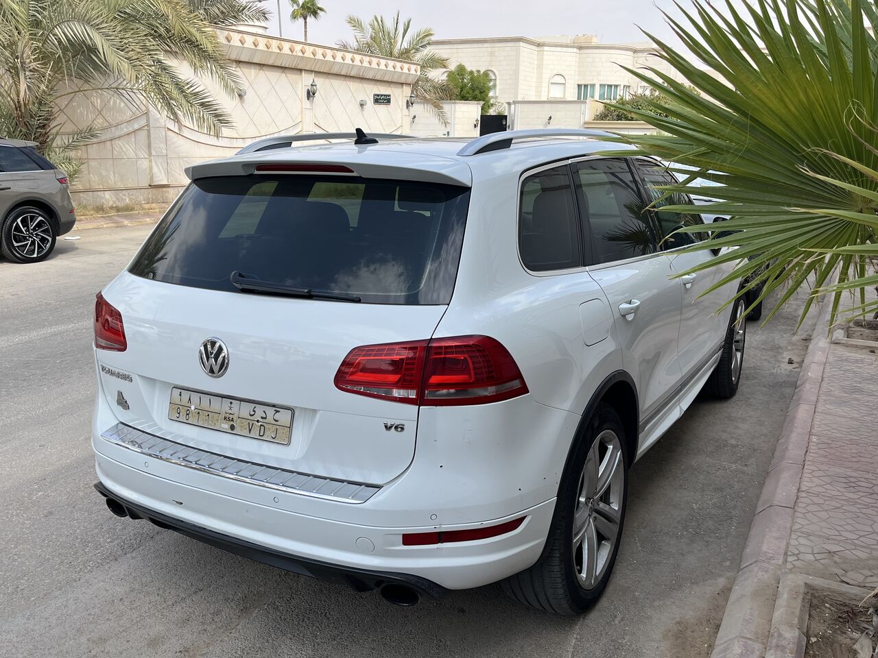 Riyadh, Vehicles, Cars & Trucks , SAR 37000,  Volkswagen Touareg,  2014,  Automatic,  454000 KM,   R-line